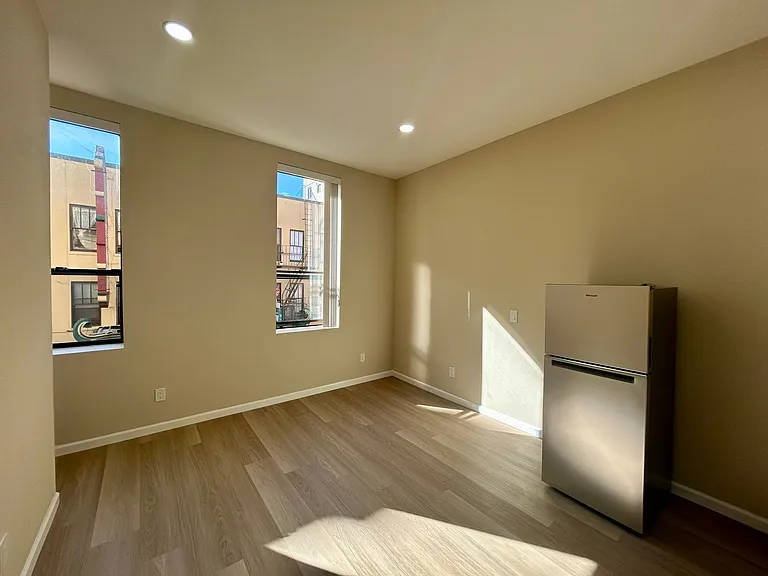 1012 Grant Ave #2E — Photo 3