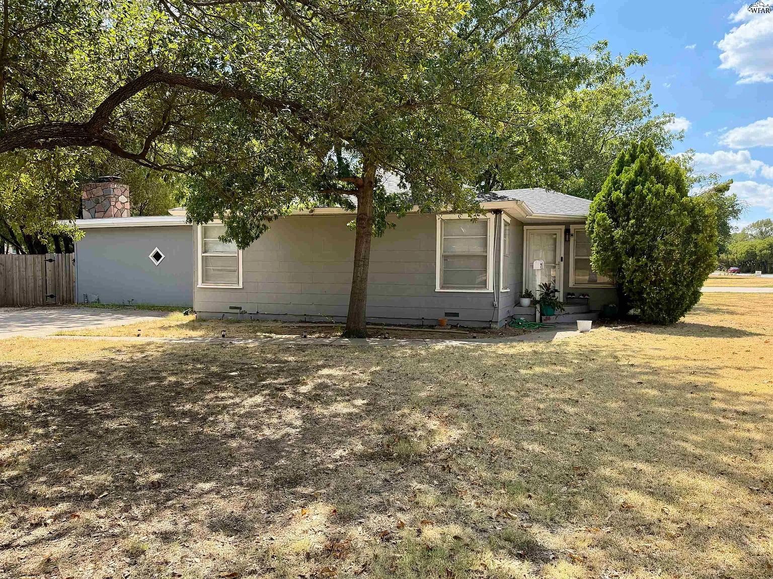 4 bed, 2.0 bath, 2234 sqft, $2,150 — Photo 1