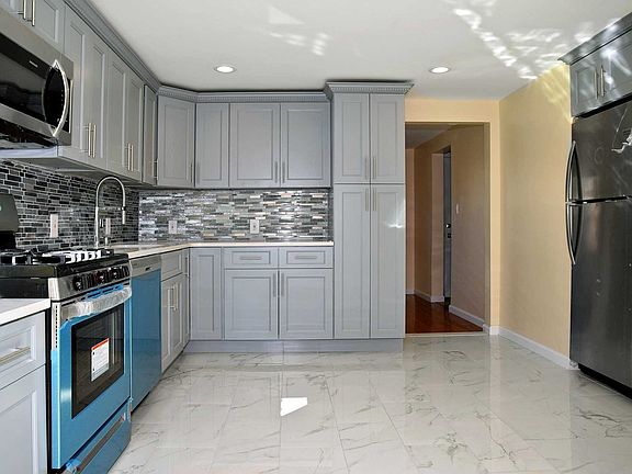 3rd image of 3166 Union Blvd
