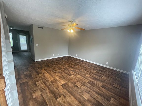 3rd image of 2312 Willowbrook Dr APT A