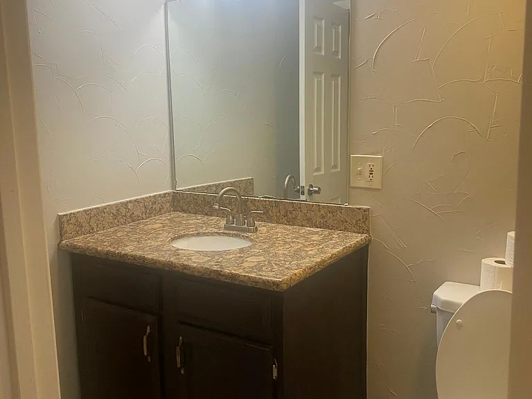 715 W Jefferson Ave — Photo 1