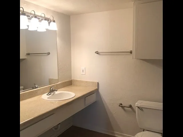 A Private Apt & Townhouse Community — Photo 36