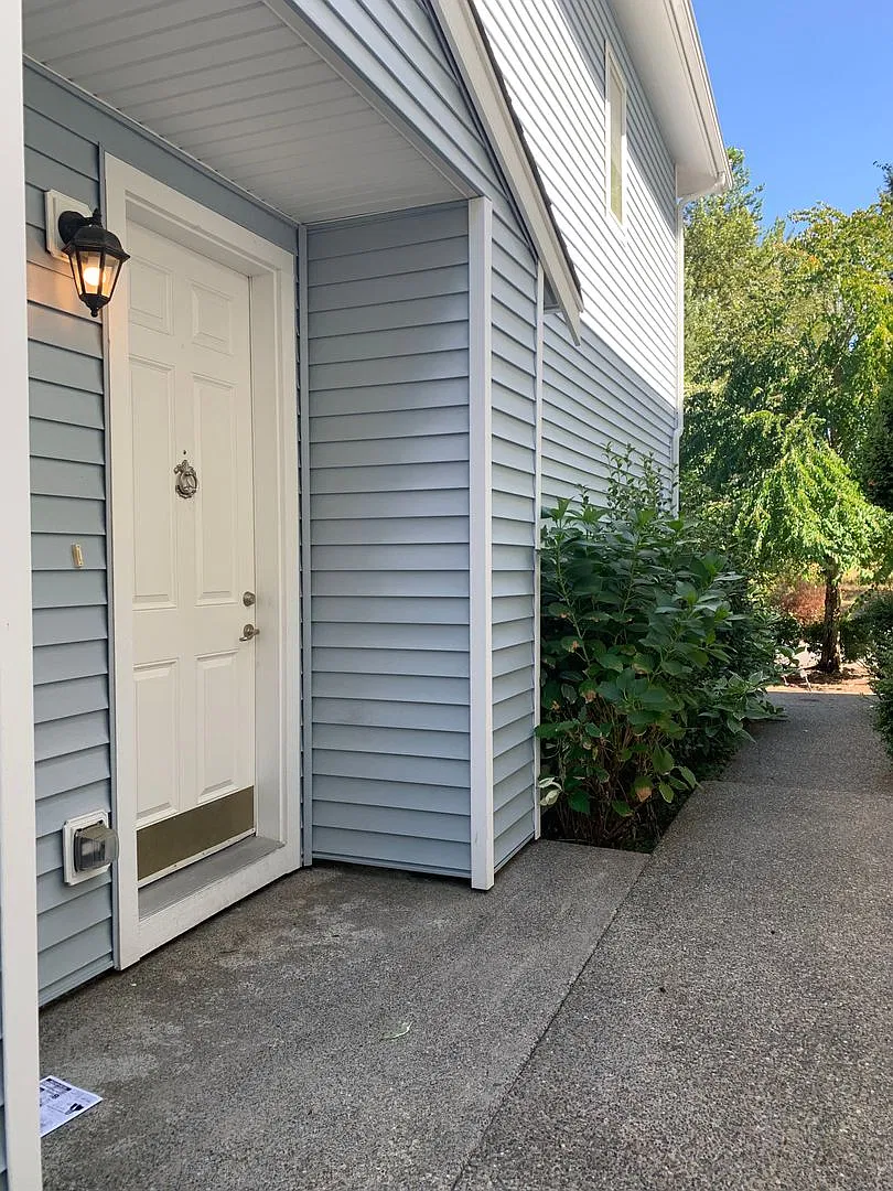 DuPont 2BR 2BA townhome facing greenspace — Photo 2