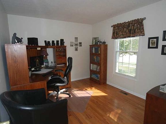 5th image of 700 Lone Rise Dr E
