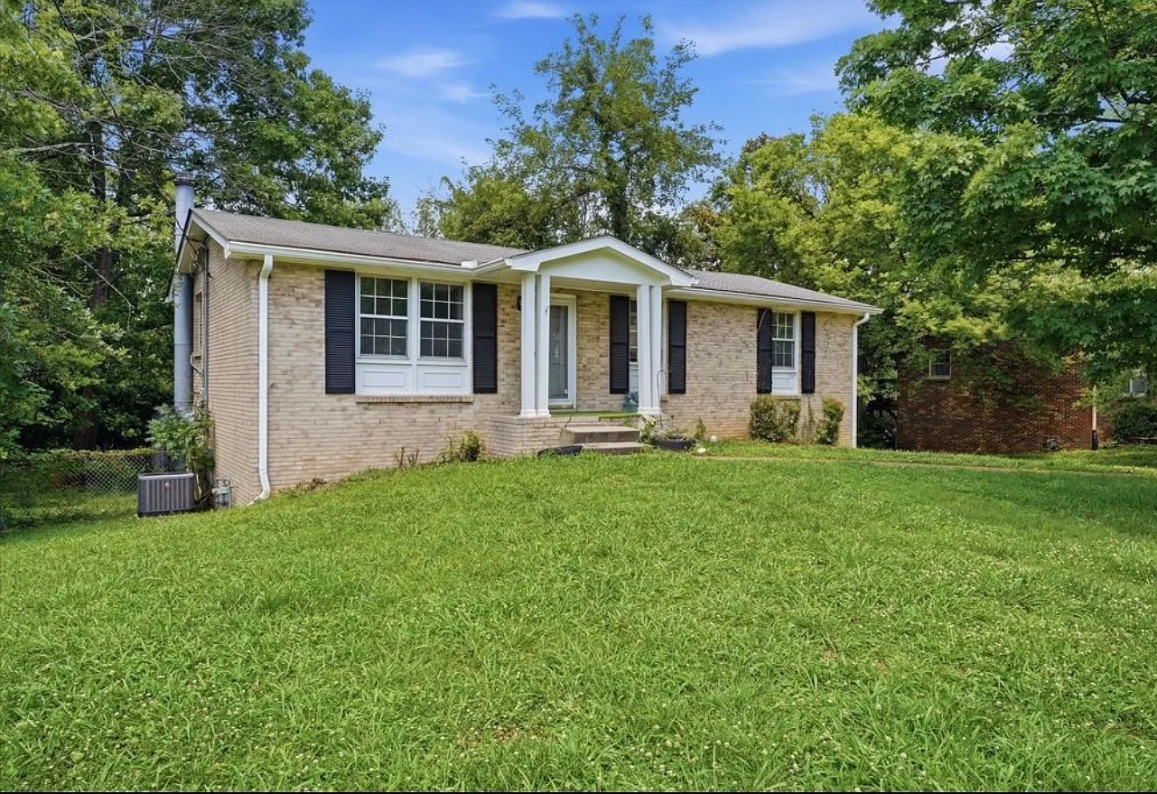 3 bed, 2.5 bath, 2302 sqft, $2,650 — Photo 1