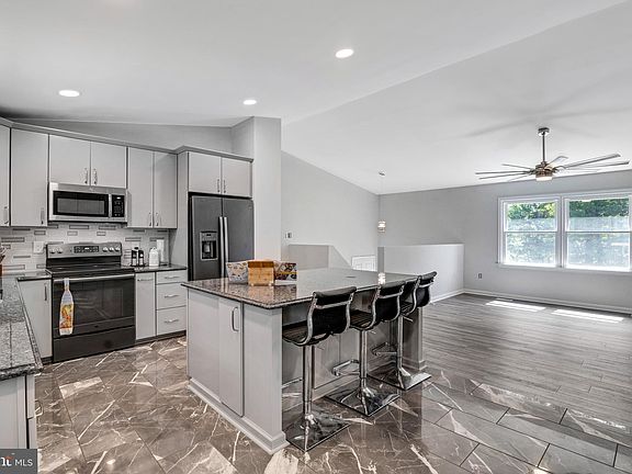 5th image of 10108 Stanley Ct