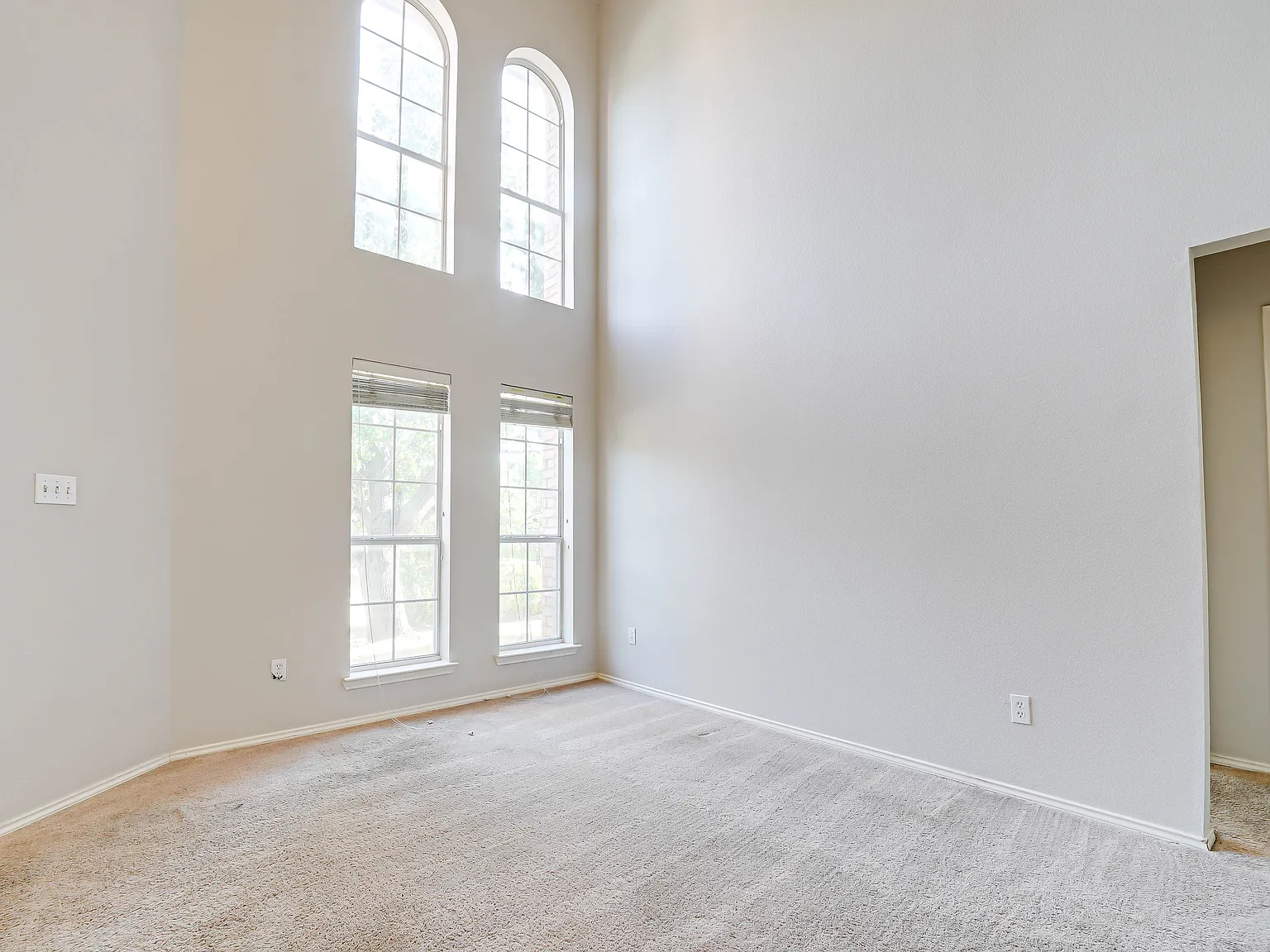 5 bed, 2572 sqft, $2,595 — Photo 3