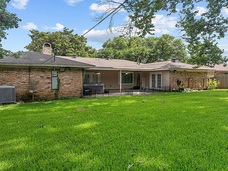 230 Rossitter St — Photo 37