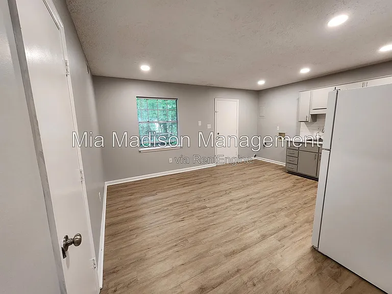 111 E Mell St #5 — Photo 7