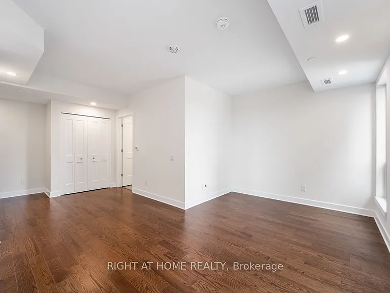 180 George St #1403 — Photo 9
