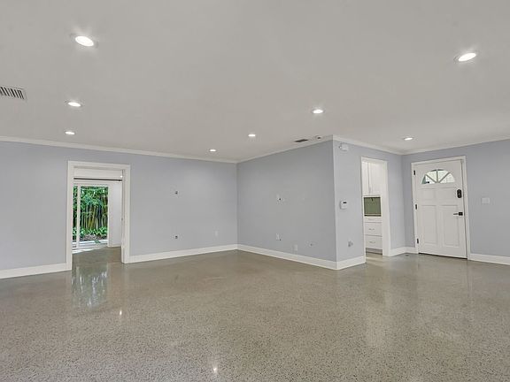 4th image of 382 SE Edgewood Dr