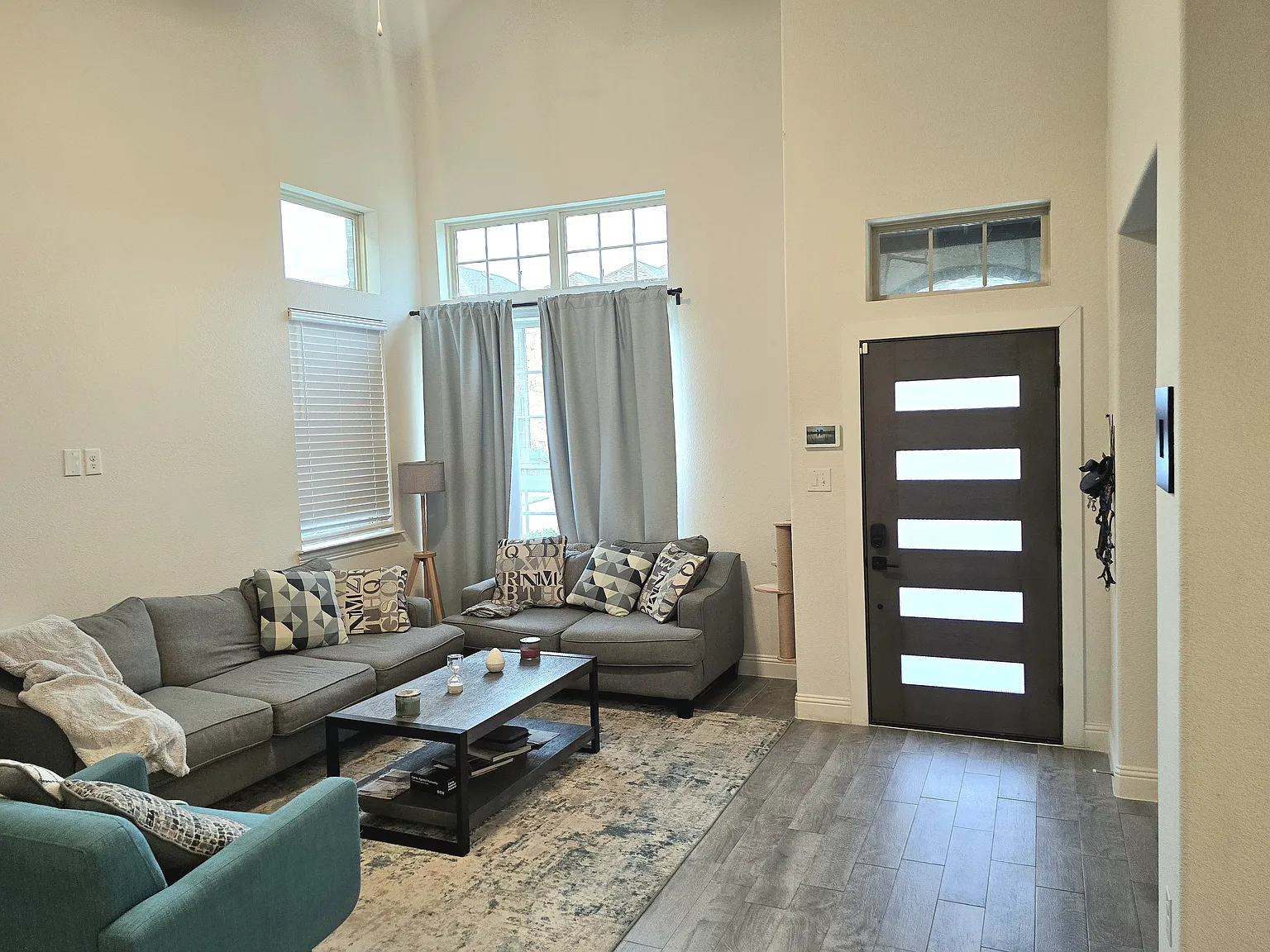 4 bed, 2.5 bath, 2389 sqft, $2,850 — Photo 3