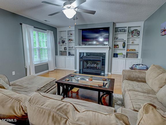 5th image of 102 Aldersgate Dr