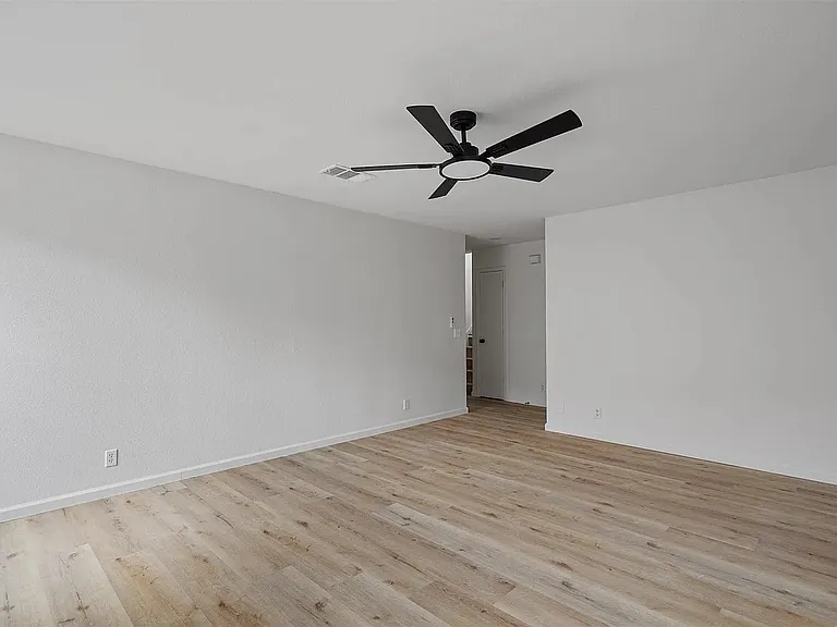 17129 Hamilton Point Cir — Photo 3