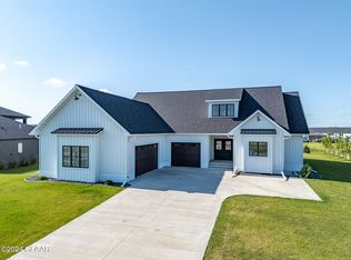 1581 59th Ave S, Grand Forks, ND 58201
