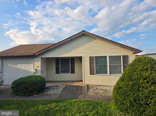 555 Honeysuckle Ct, Pine Grove, PA 17963