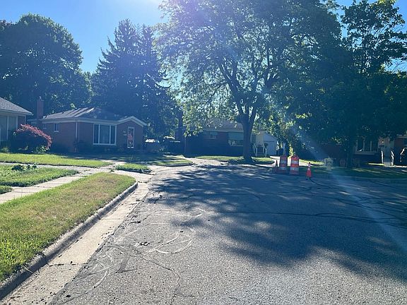 5th image of 831 Oak St