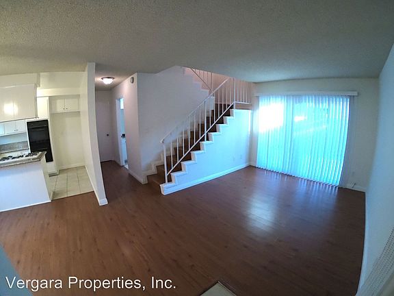 3rd image of 18008 Manhattan Pl