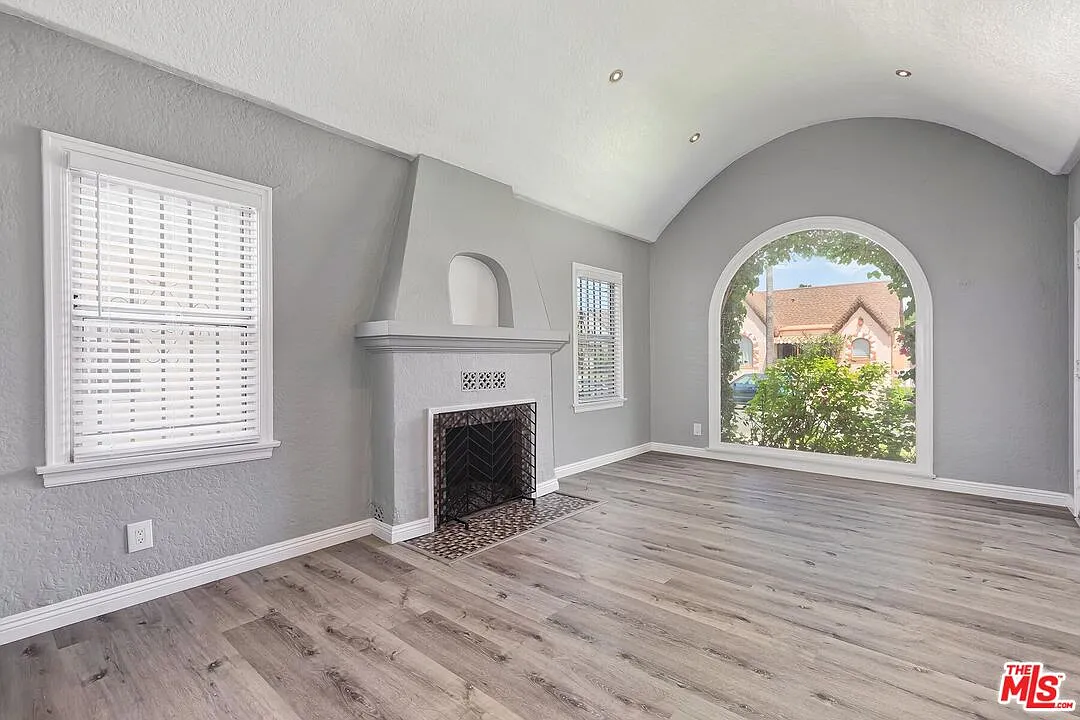 3 bed, 1.0 bath, 1242 sqft, $3,600 — Photo 3