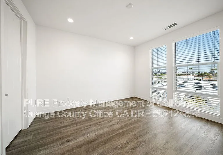 661 W 17th St — Photo 36