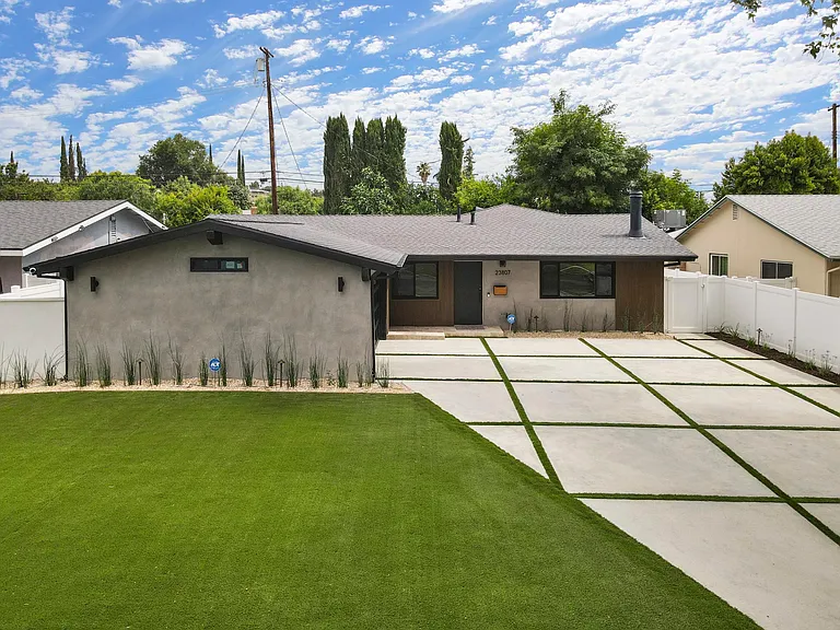 23807 Archwood St — Photo 5