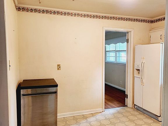5th image of 221 Lansbury Dr