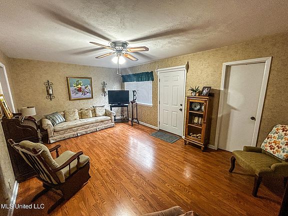 3rd image of 342 Lakebend Dr