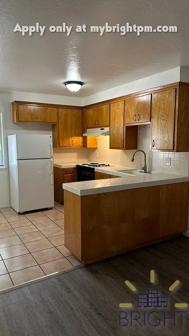 Land Park Manor — Photo 1