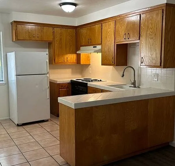Land Park Manor — Photo 1