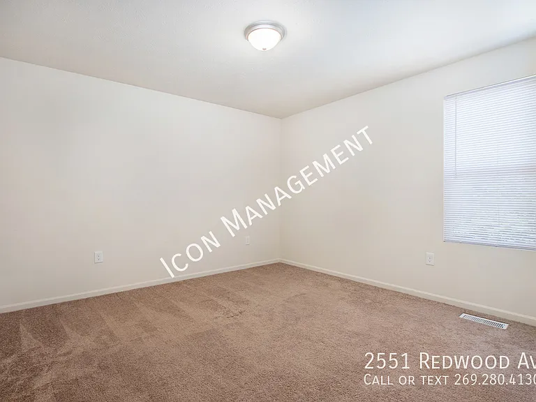 2551 Redwood Ave — Photo 8