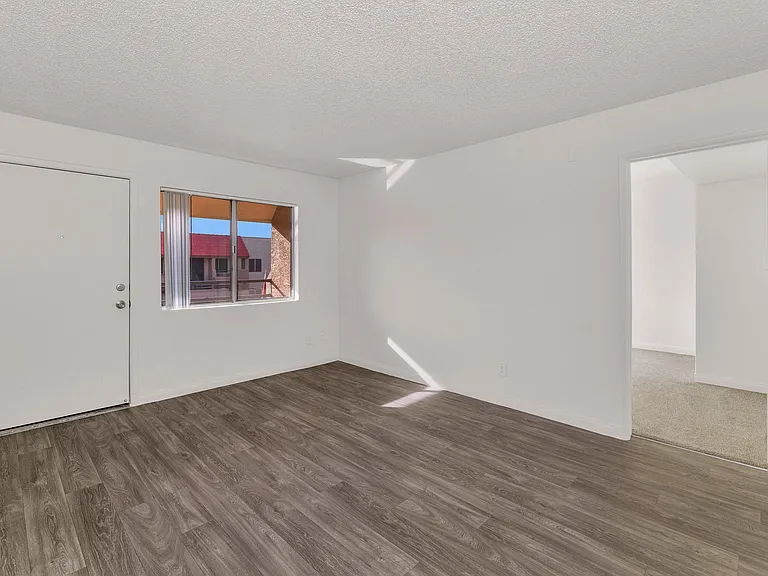 Urban Walk Apartments — Photo 16