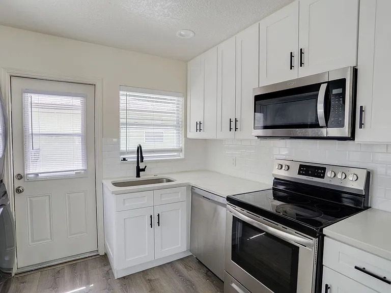 1316 S Bumby Ave — Photo 6