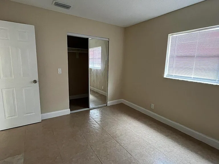 1045 Miami Blvd — Photo 10