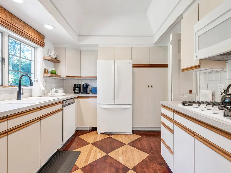 306 Montauk Hwy — Photo 13