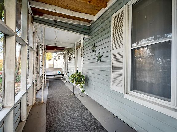 4th image of 1528 W Bond St