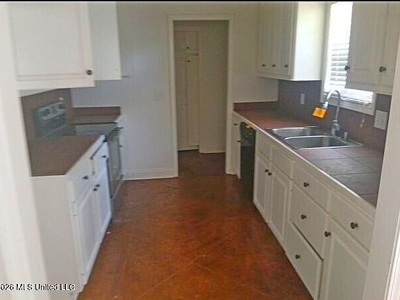 2nd image of 739 Hawthorn Green Dr