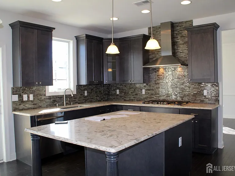 47 Thomas Dr — Photo 4