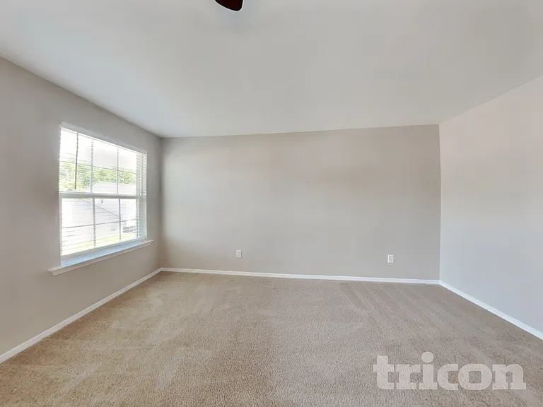 514 Kerriann Ln — Photo 9