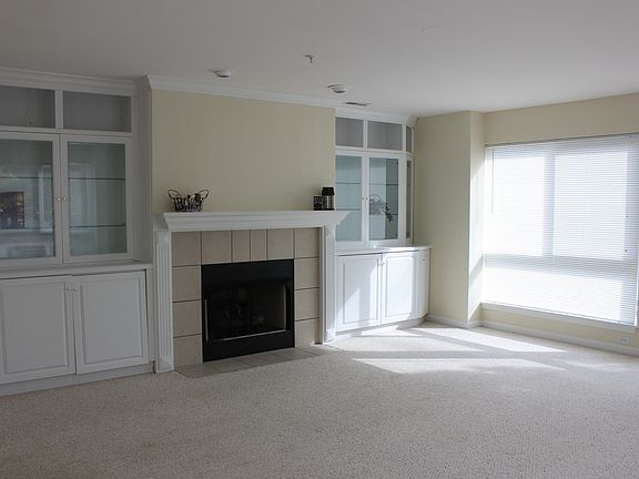 Living Room with fireplace