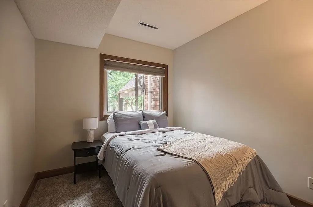 3 bed, 1900 sqft, $1,850 — Photo 2