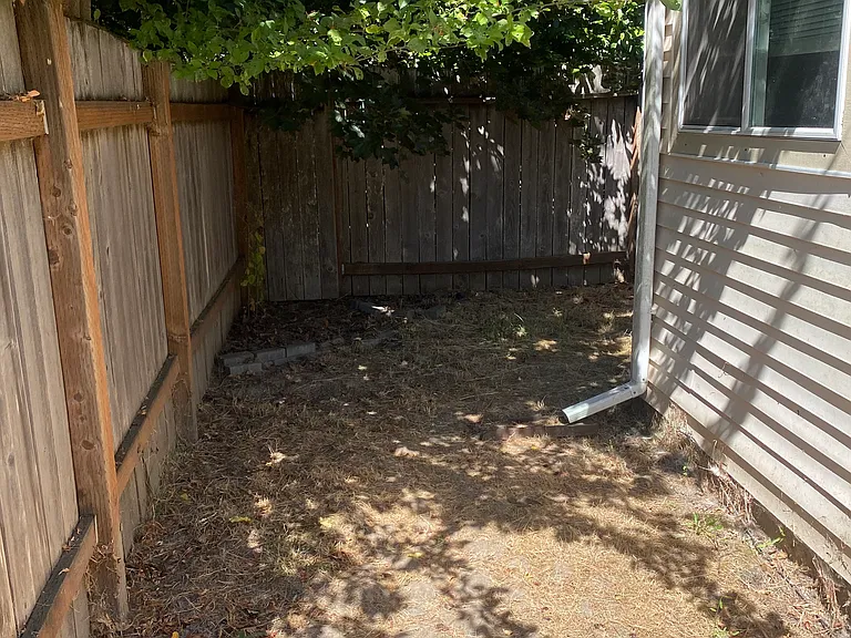3475 SE 3rd St — Photo 2
