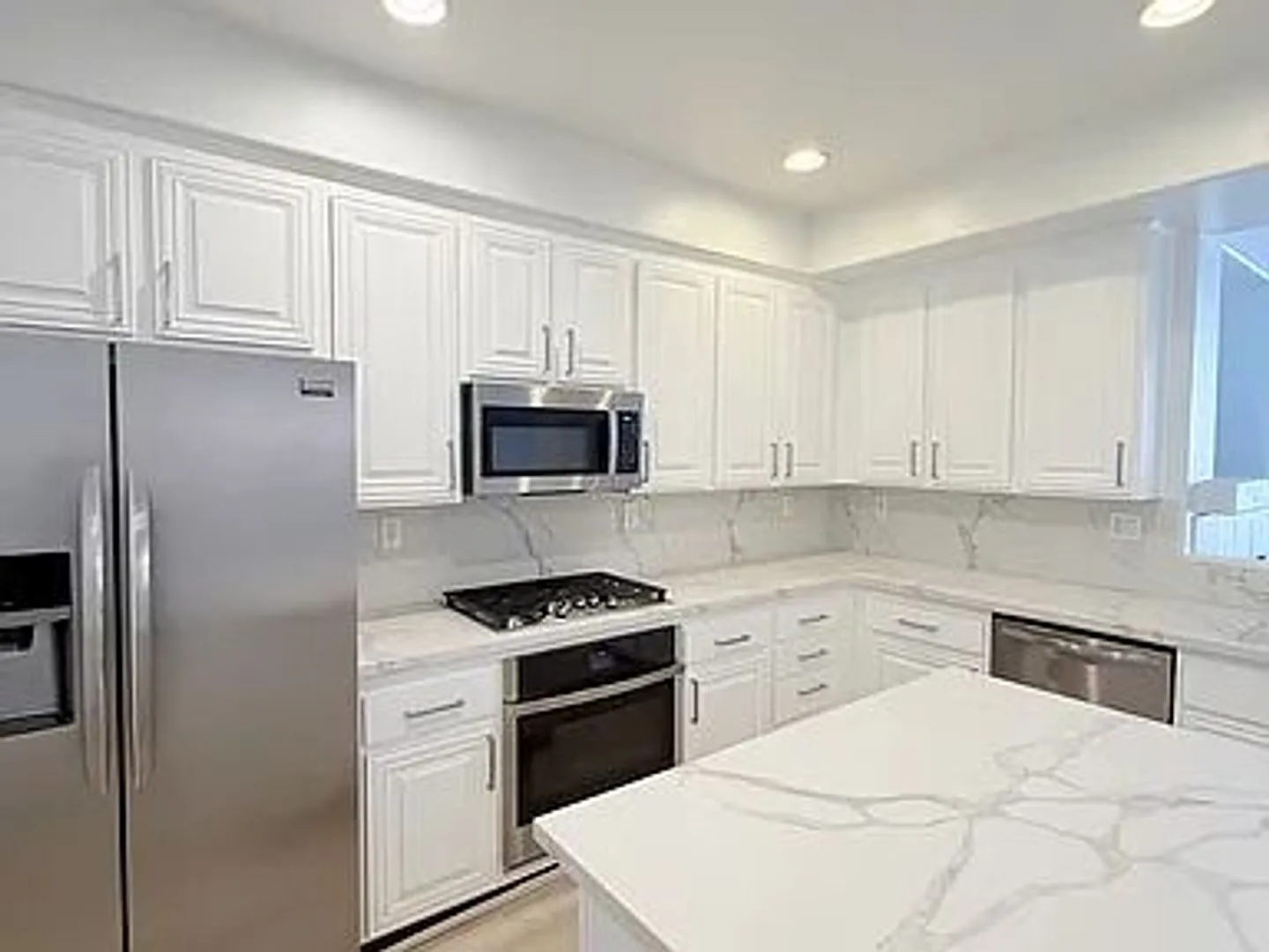 Newly Remodeled 2 Bedroom Townhome in Torrey Highlands — Photo 2