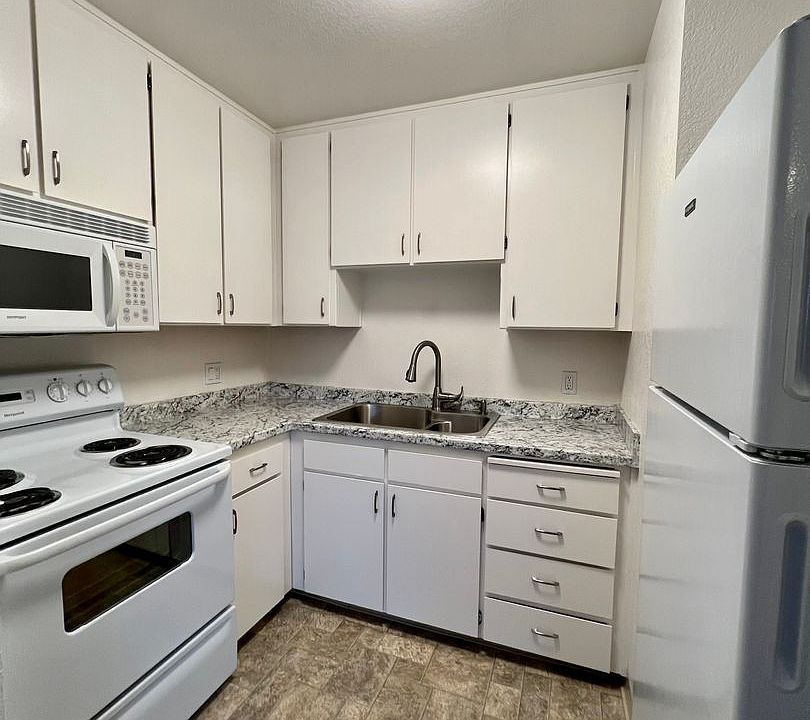 1st image of 3270 Del Monte Blvd APT 6