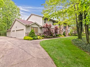 70 Woodburn Dr, Moreland Hills, OH