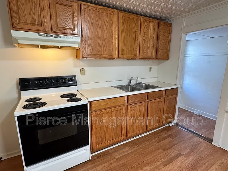 3 bed, 1.0 bath, $2,050 — Photo 4