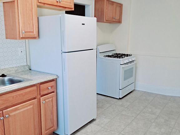 2nd image of 1578 W 116th St APT 4