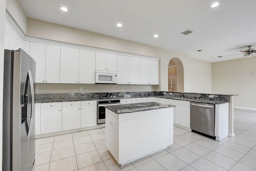 6 bed, 4.0 bath, 3823 sqft, $4,300 — Photo 2