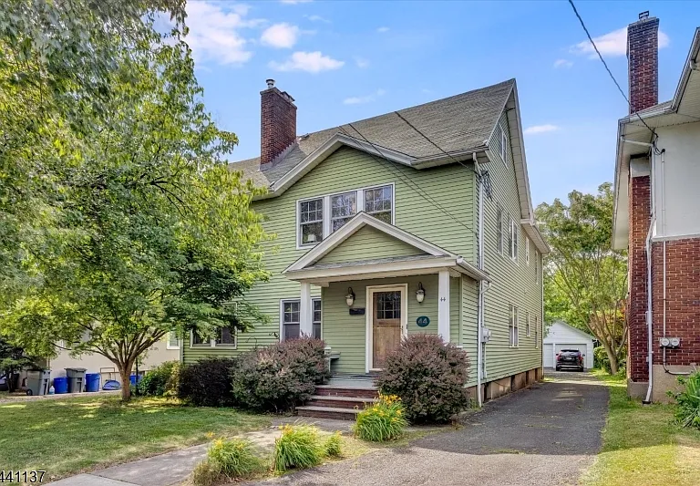 44 Walnut Cres — Photo 1