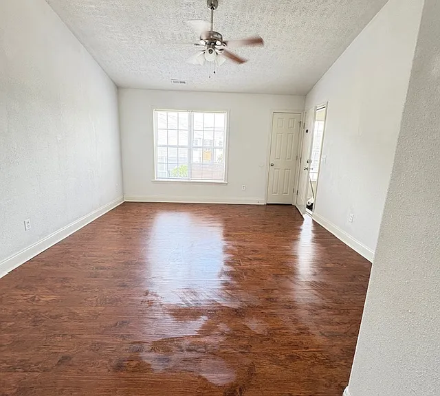 114 John Ct — Photo 4