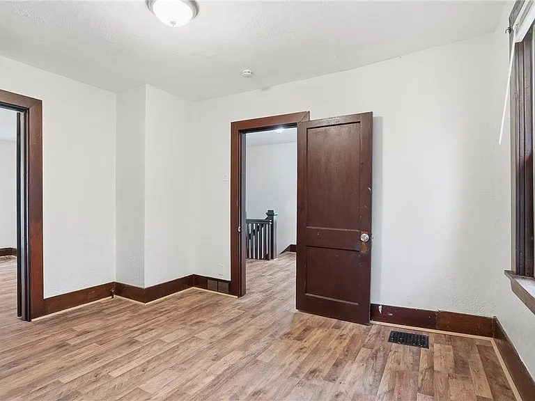 710 Catharine St — Photo 8